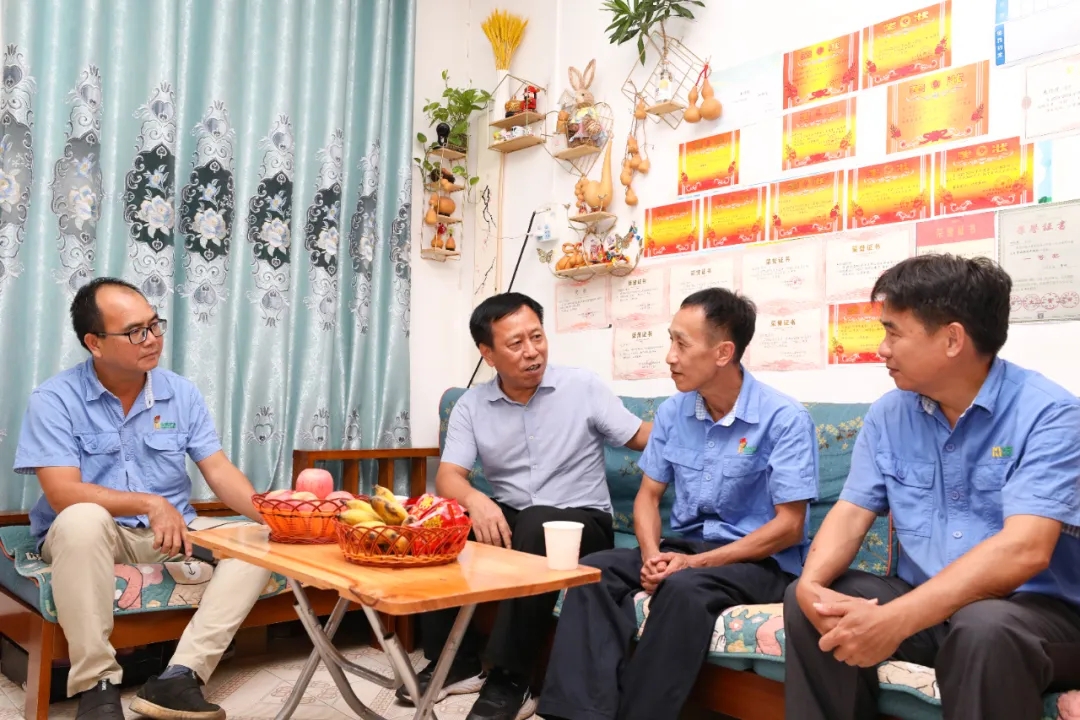 海南省总工会到开元网页版-开元（中国）
走访慰问全国劳模朱平